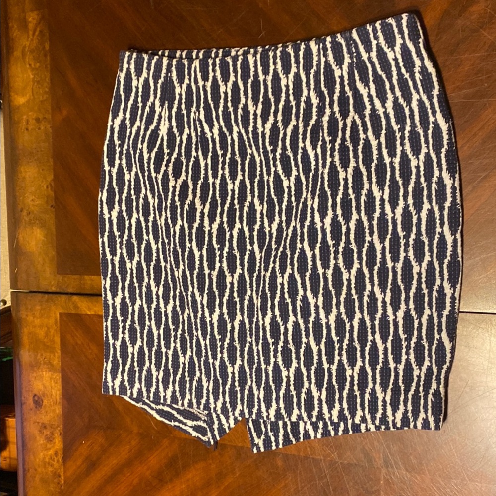 Chic Navy and White Textured Skirt - Picture 3 of 4